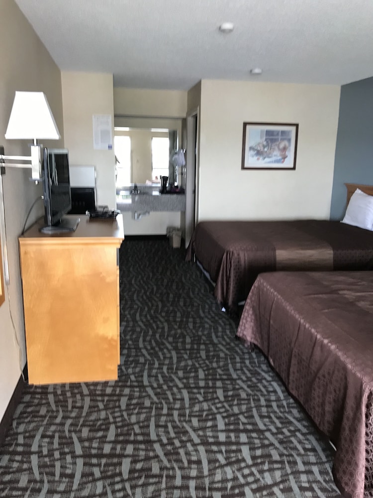 Carolina Inn & Suites of Lake Norman - photo 14