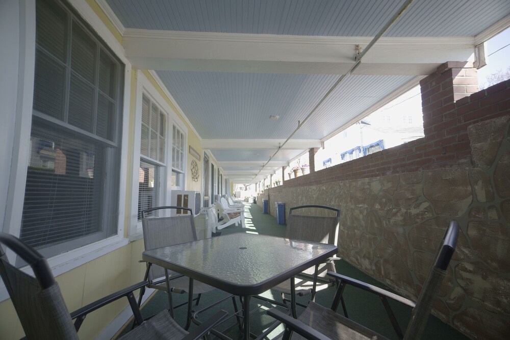 Betty Doon Hotel - photo 19