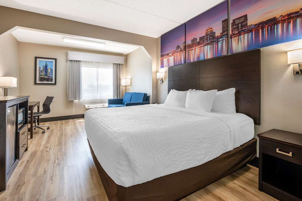 Clarion Pointe Louisville East - photo 9