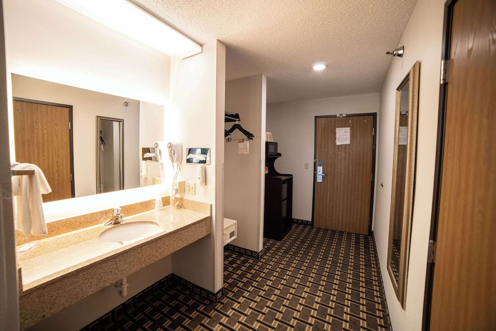 Quality Inn & Suites Watertown near Prairie Lakes Ice Arena - photo 28
