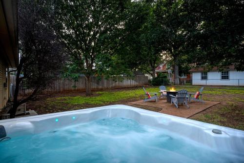 Orange Blossom Hideaway Hot Tub & Fire Pit in Fredericksburg, United States