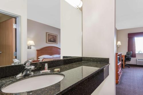 Super 8 by Wyndham Salina - photo 19