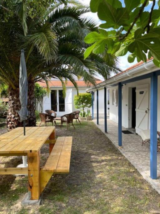 Typique Maison de Pecheur — 4-Star Luxury Hotel in Le Verdon-Sur-Mer, France