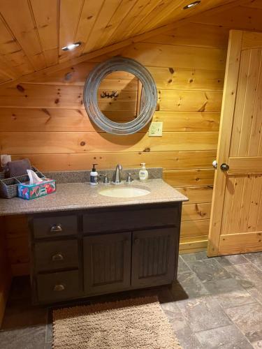 Smoke Rise Barn Great Lake Front Large Dock 4bdrm Pool Table in Dandridge, United States