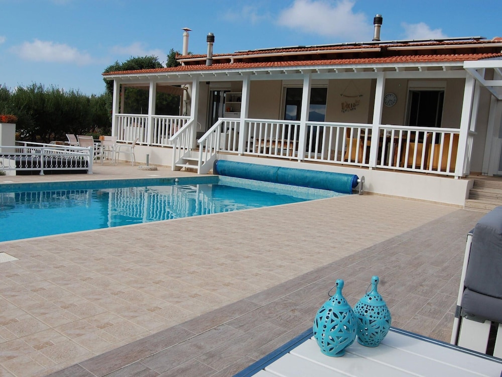 Beautiful Villa Near Sea in Epano Sisi — 4-Star Luxury Hotel in Agios Nikolaos, Greece