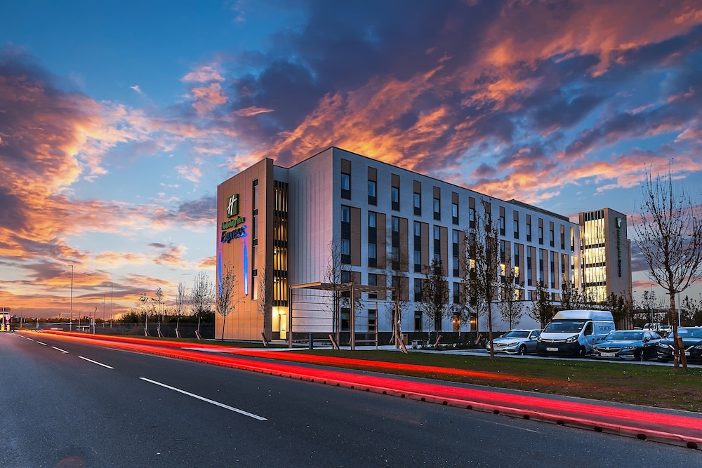 Holiday Inn Express Bicester - carbon neutral hotel in Bicester