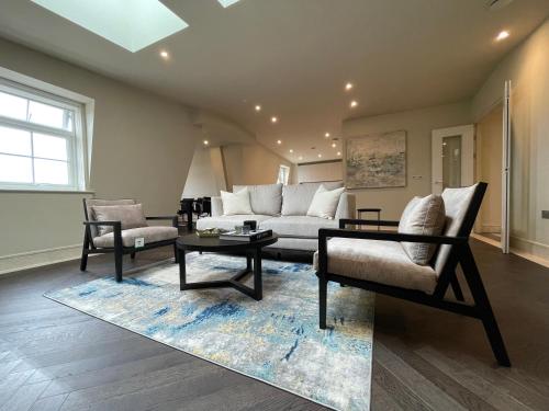 luxurious 2 bed 2 bath penthouse apartment in highly desirable Chigwell CHCL F8 — 4-Star Luxury Hotel in Chigwell, United Kingdom