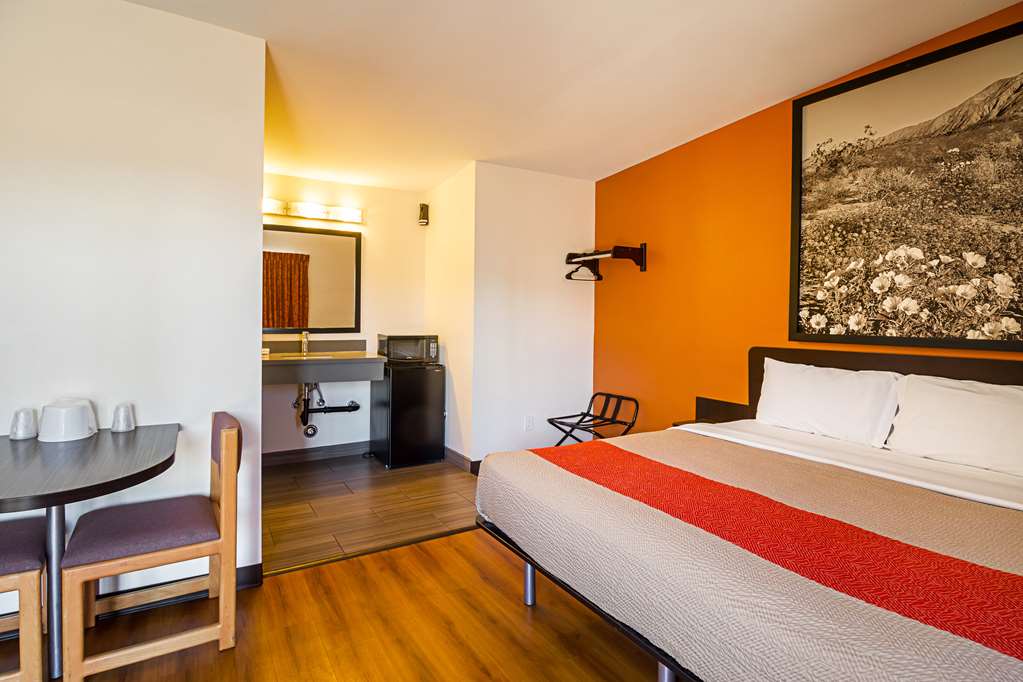 Motel 6 on Maple - photo 20
