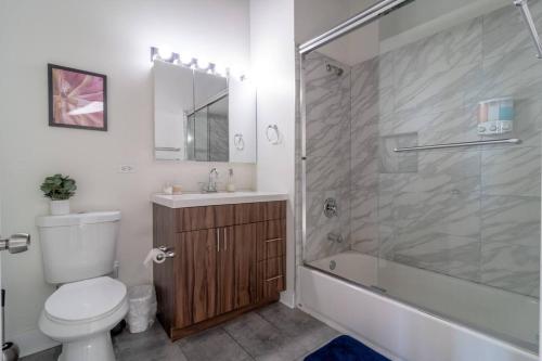 Spacious 2BR Vacation Rental with City View Optional Parking and Gym Near McCormick Place & Downtown Chicago Attractions — 4-Star Luxury Hotel in Chicago, United States