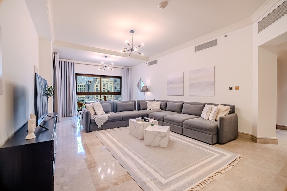 Stylish 2 bedroom apartment with Maid Room I Fairmont South Residence I Palm Jumeirah — 4-Star Luxury Hotel in Dubai, United Arab Emirates