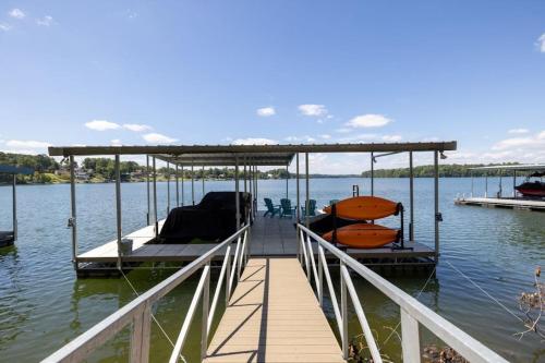 New Home Dock Kayaks Game Room Water Views — 4-Star Luxury Hotel in Winchester, United States