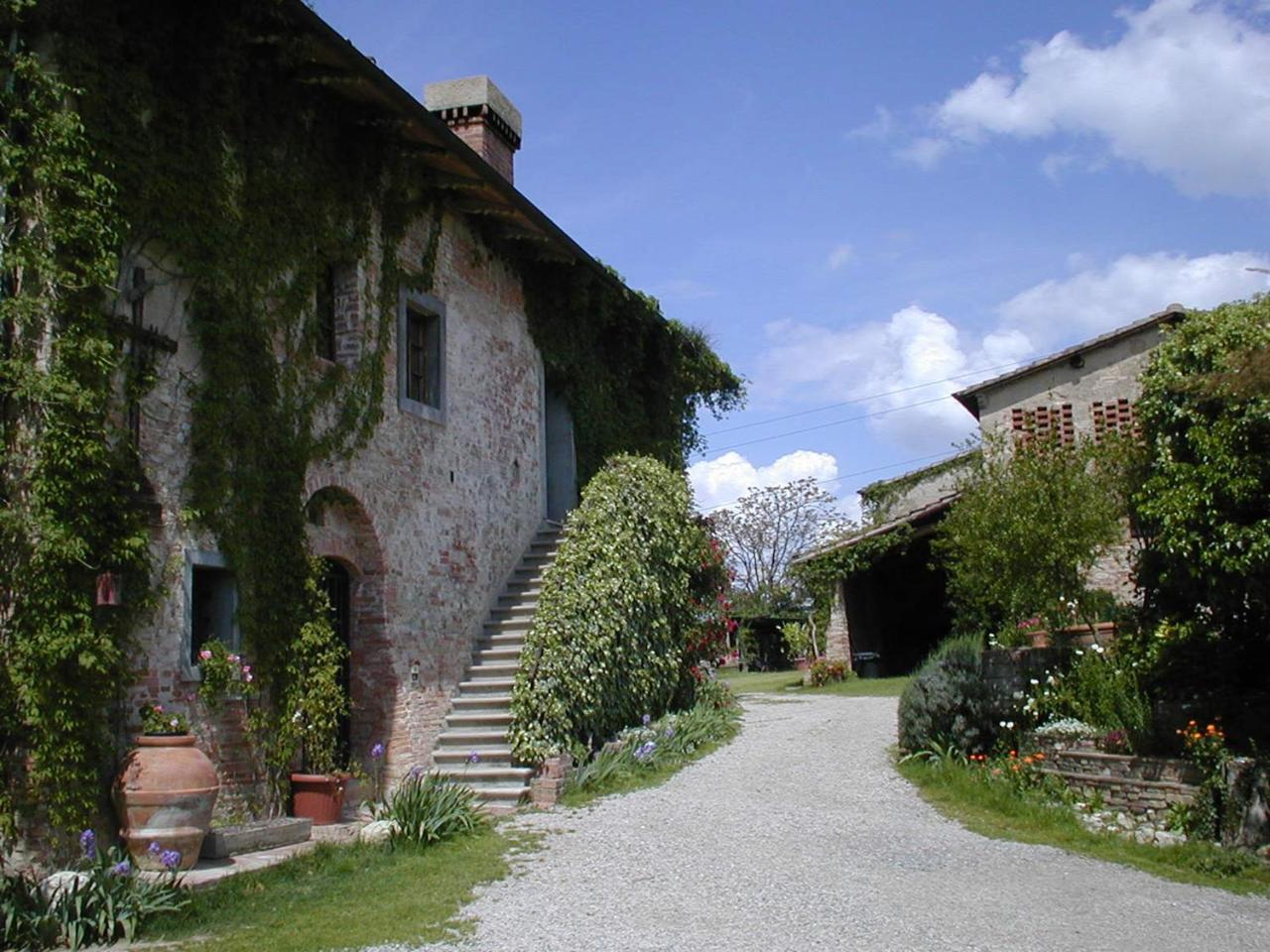 Agriturismo Poggio ai Grilli — 4-Star Luxury Hotel in Gambassi Terme, Italy