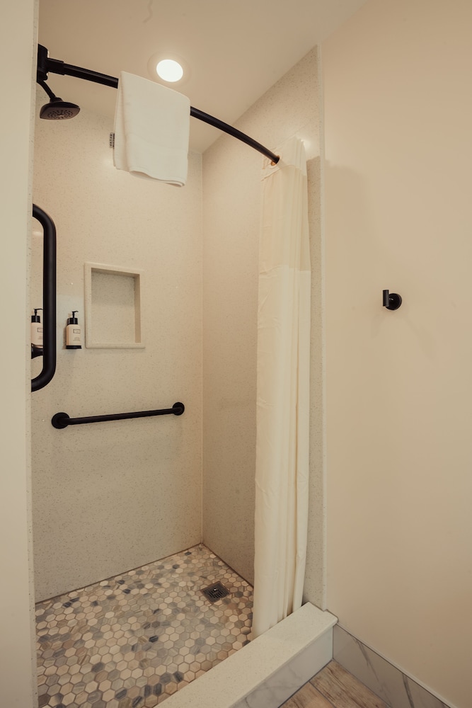 Blufftop Inn & Suites - photo 91