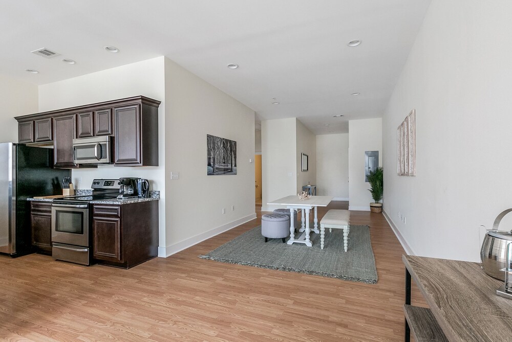Hip 2BR in Arts Warehouse District - photo 23