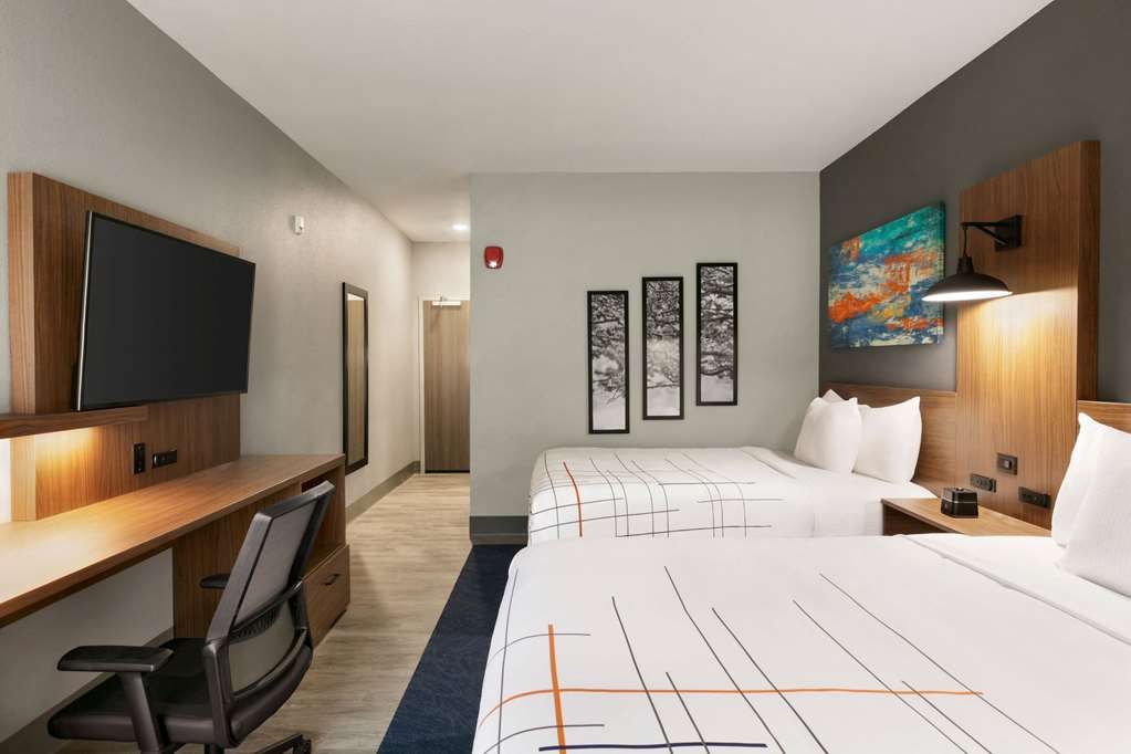 La Quinta Inn & Suites by Wyndham College Station North - photo 28