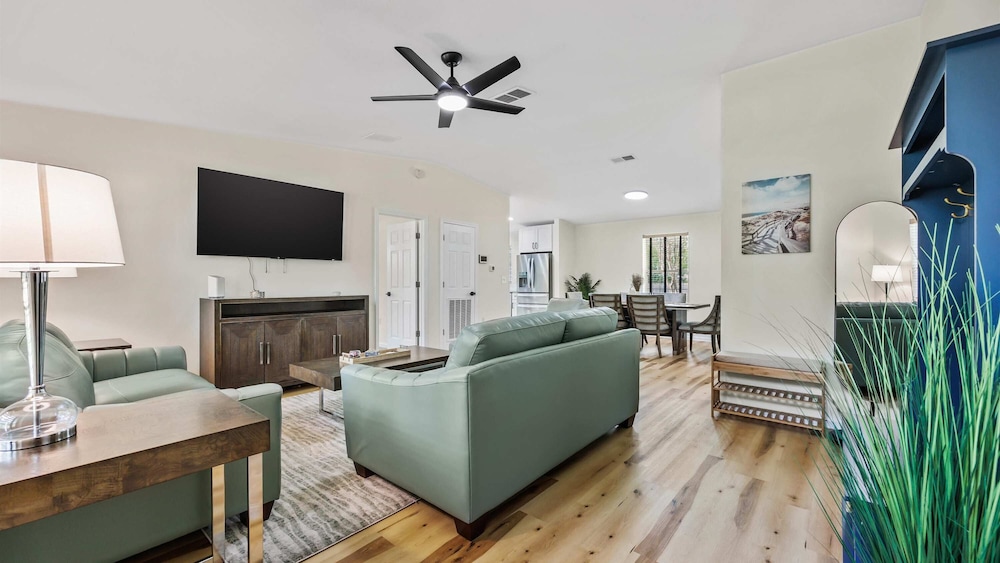 The Oak Hideaway Pet Friendly 3bd in Saint Augustine, United States