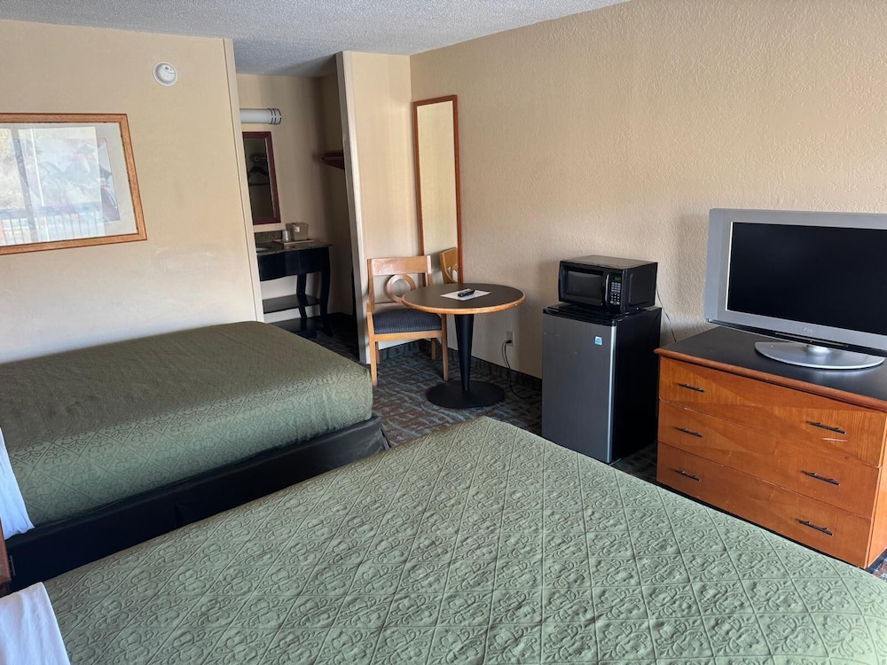 OYO Hotel Harriman near I 40 - photo 14