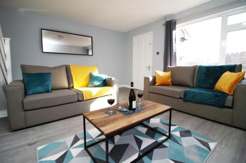 CHANDOS Spacious Home High Speed Wi Fi Free Parking Garden — 4-Star Luxury Hotel in Swindon, United Kingdom