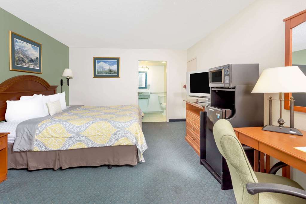 Days Inn by Wyndham Cedar Falls University Plaza - photo 13