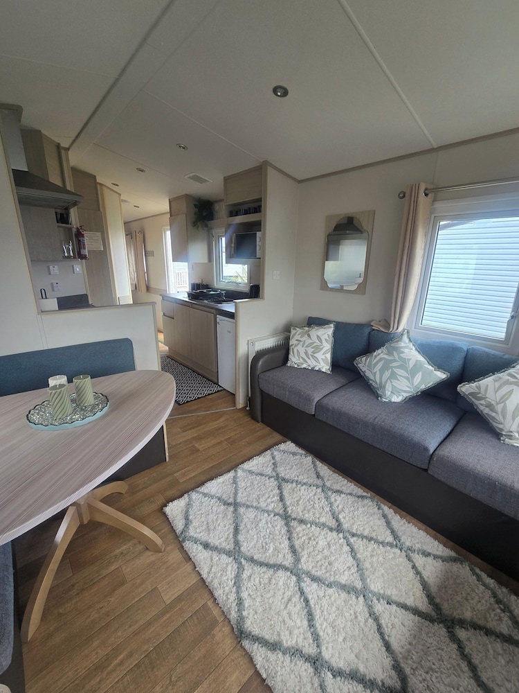 Caravan Kirsty 3 Bedroom — 4-Star Luxury Hotel in Rhyl, United Kingdom