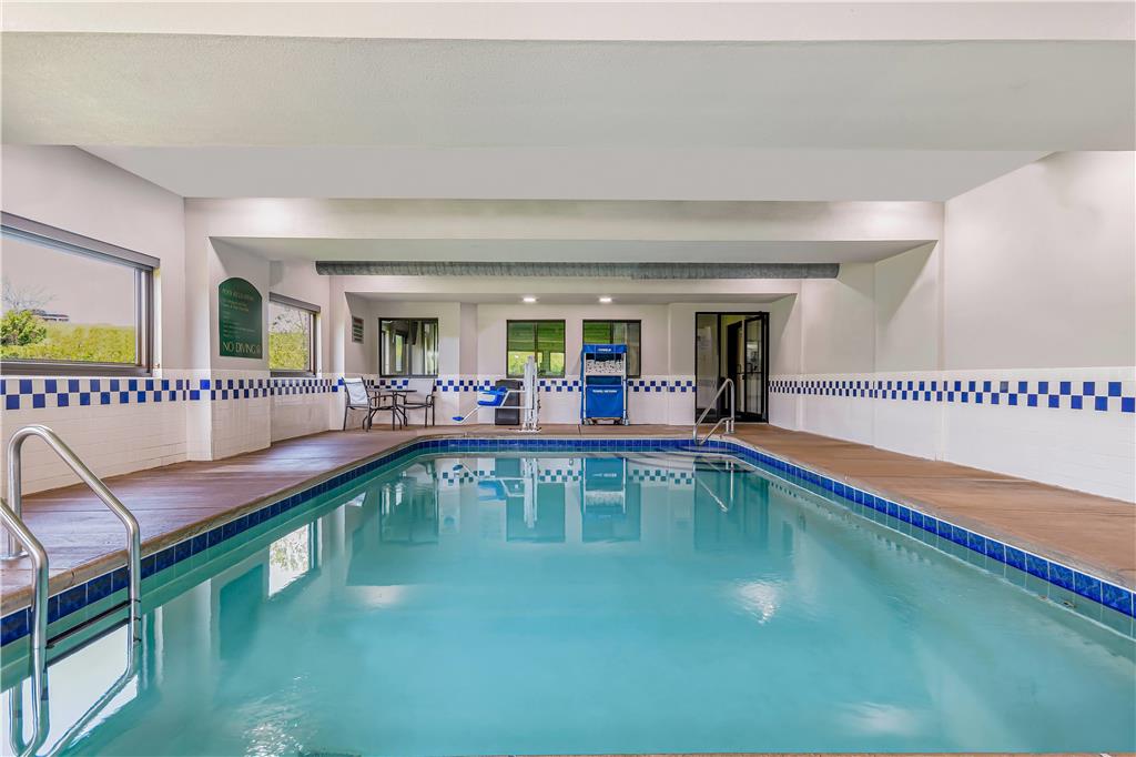 La Quinta Inn & Suites by Wyndham Batavia - photo 8