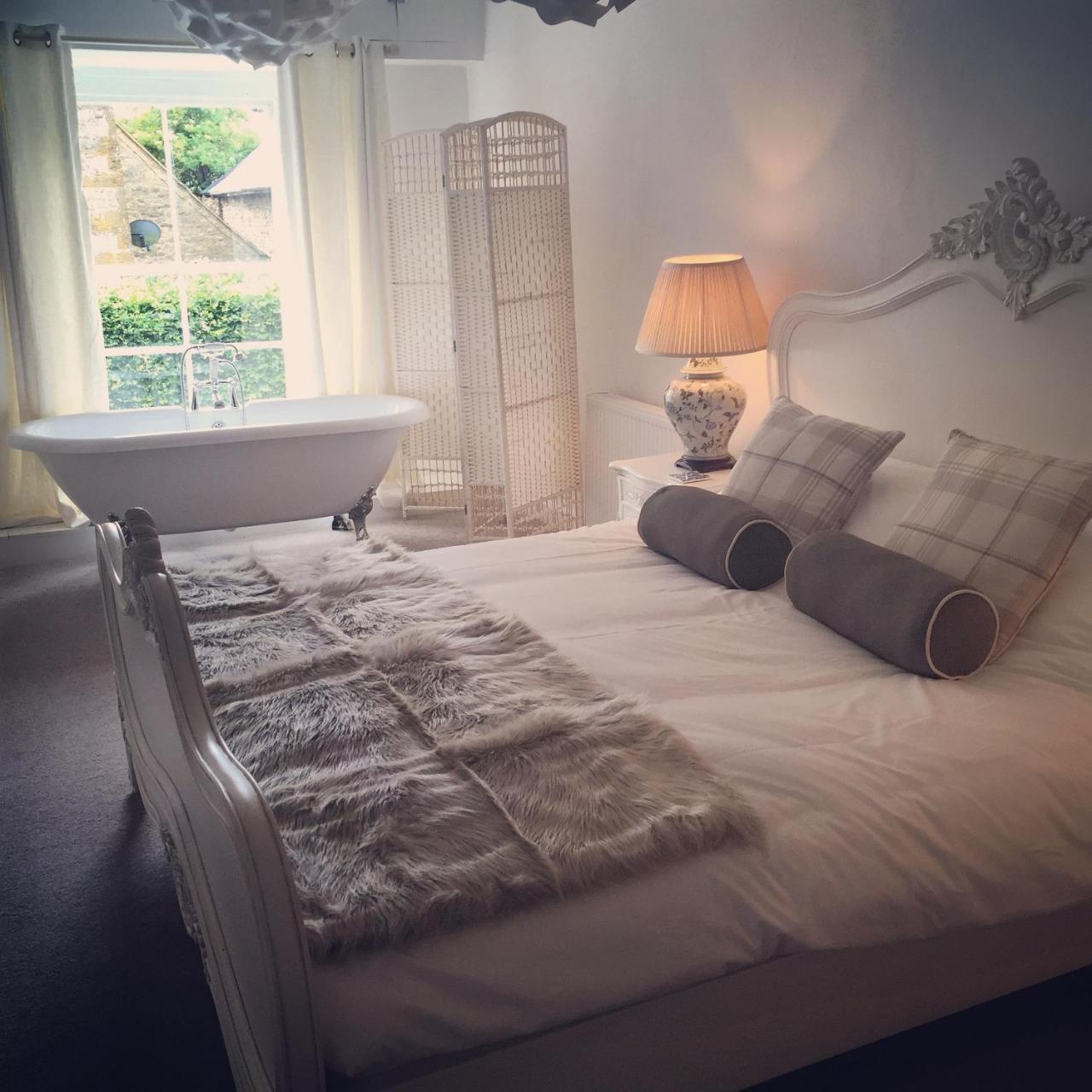 The Crown Inn - carbon neutral hotel in Towcester