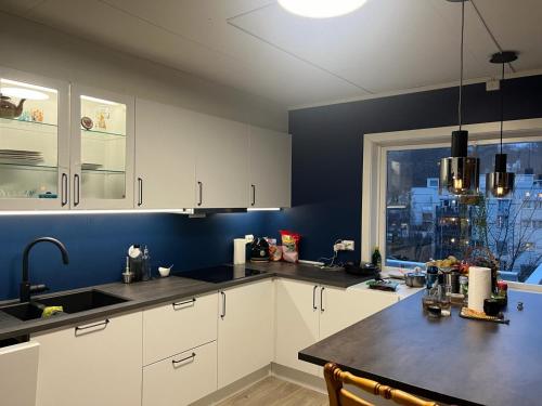 Arendalsuka Fin enebolig sentralt og sjønært gratis parkering 4 rom 3 bad 2 stuer — 4-Star Luxury Hotel in Arendal, Norway