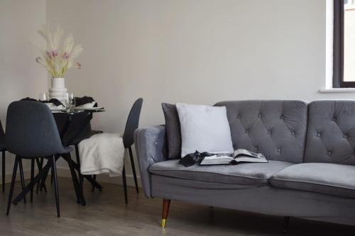 Stylish 2BR 1 minute walk from Elizabeth Line — 4-Star Luxury Hotel in Romford, United Kingdom