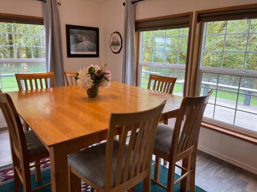 A Relaxing Getaway A Backwoods Cabin SolDuc River — 4-Star Luxury Hotel in Beaver, United States
