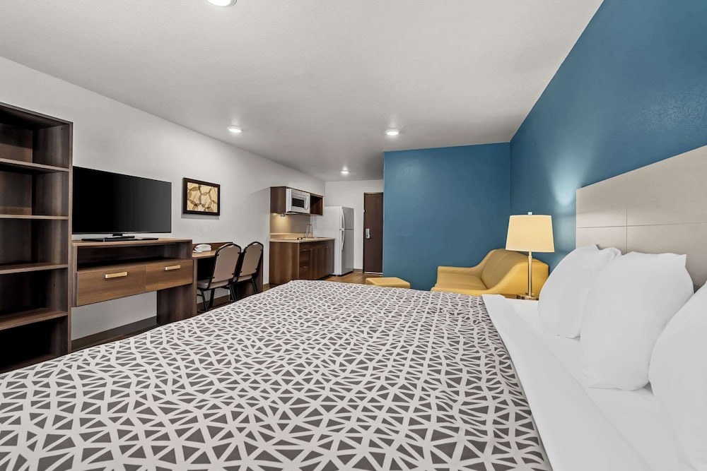WoodSpring Suites Loves Park Rockford - photo 5