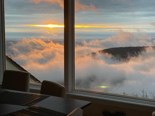 Panoramic Ski Slope Views private sauna dogs ok - photo 45