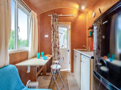Shepherds Hut - carbon neutral hotel in Biddenden