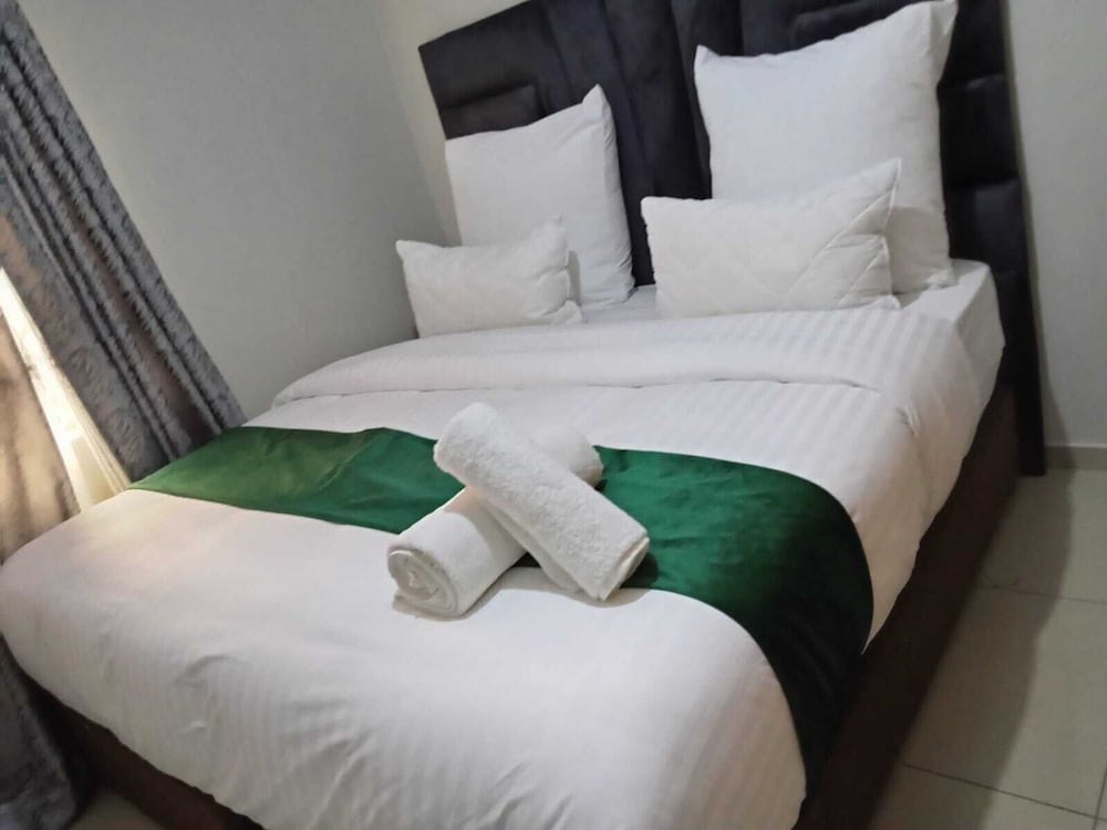 Gold Crown One Bedroom Self Catering Apartment With NetFlix & YouTube — 4-Star Luxury Hotel in Johannesburg, South Africa