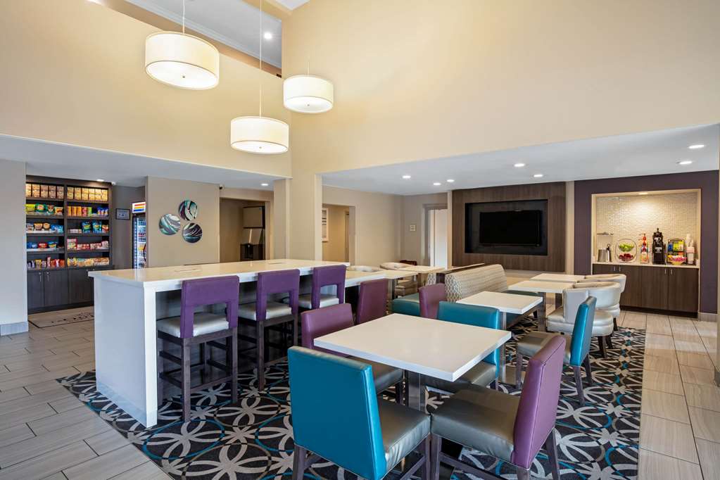 La Quinta Inn & Suites by Wyndham Las Vegas Nellis - photo 31