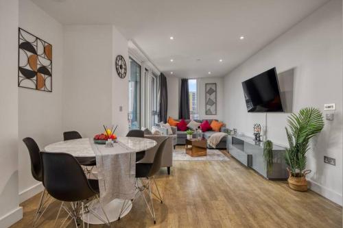 2 Bed & 2 Bath Next to Nine Elms Station Zone 1 — 4-Star Luxury Hotel in London, United Kingdom