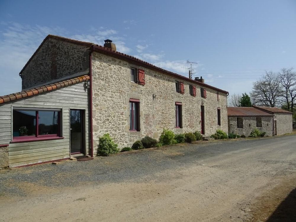 La Lauriére — hotel in Saint-Laurent-Sur-Sevre