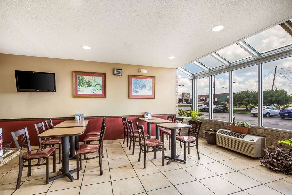 Econo Lodge Inn & Suites Fairview Heights St. Louis - photo 26