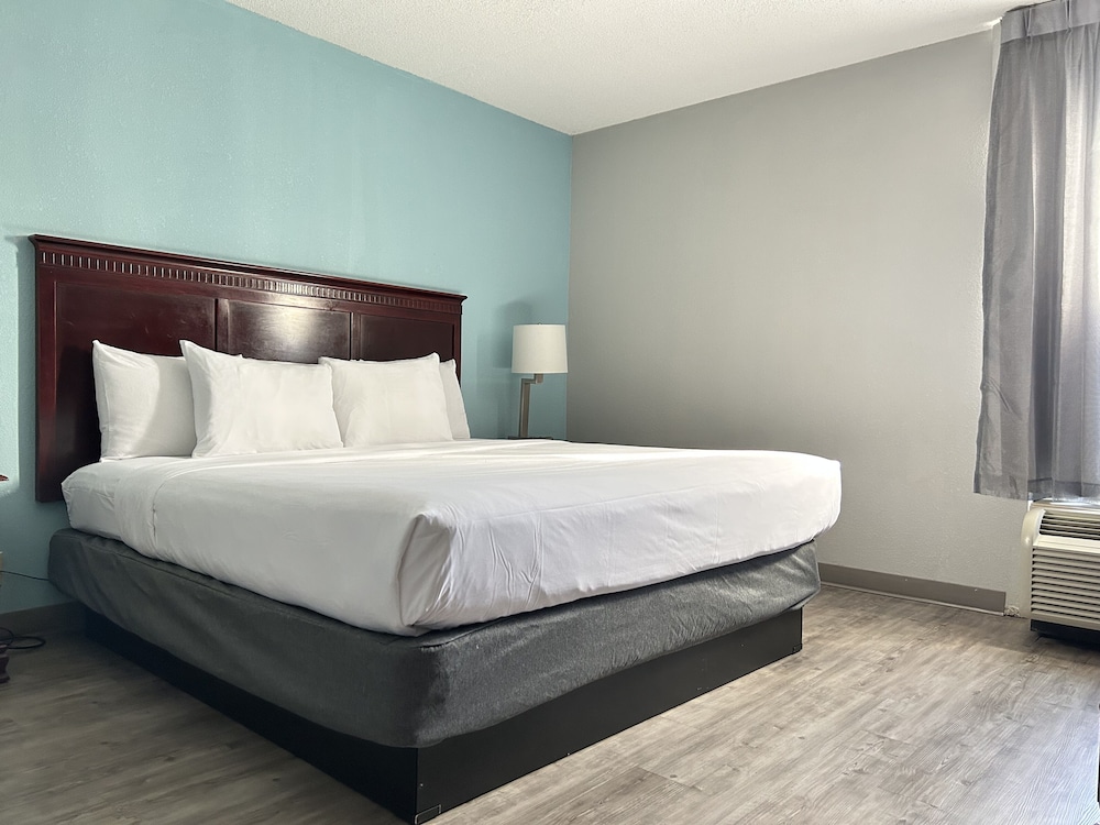 Clarion Inn & Suites Grand Rapids Airport - photo 36