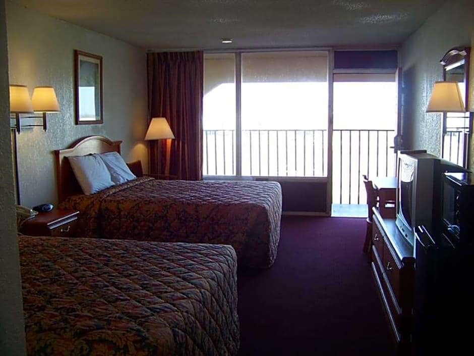Traveler's Inn & Suites Oklahoma City Airport - photo 9