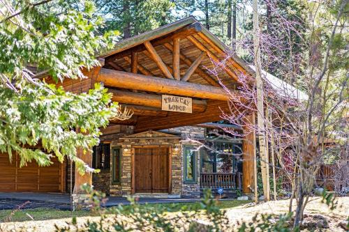 1138 Lakeshore One of a kind Lakeshore Boulevard log cabin