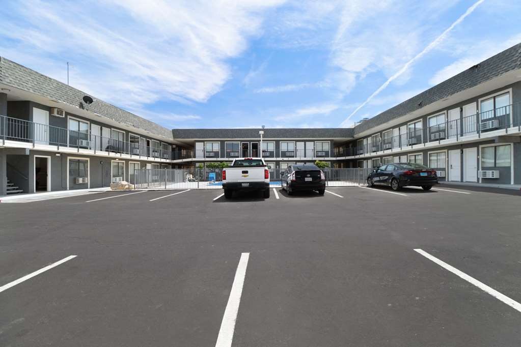 Clarion Pointe Ridgecrest near China Lake Naval Station - photo 8