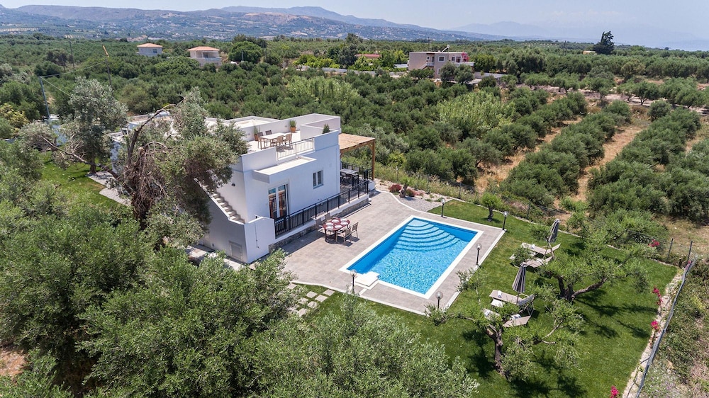 Villa Guinevere with Private Pool — 4-Star Luxury Hotel in Rethymno, Greece