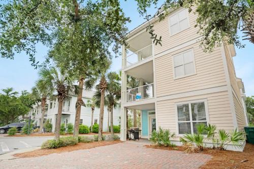 Skips Corner Pet Friendly Beach Trolley - last minute hotel in Destin