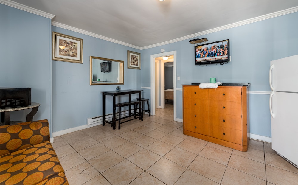 Boardwalk Hotel Charlee & Beach House Rentals - photo 31