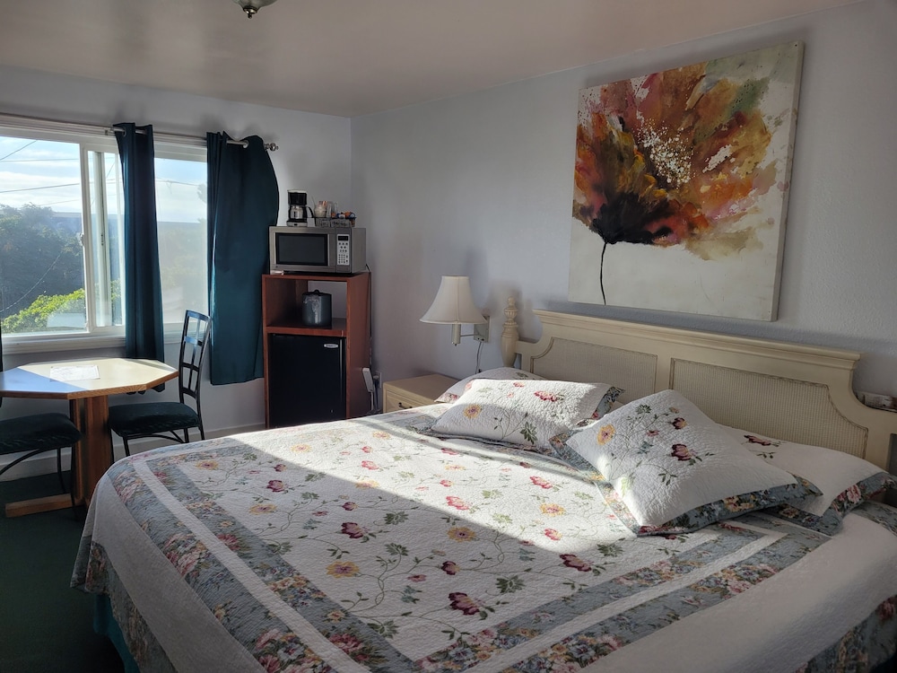 Newport Bay Motel - photo 2