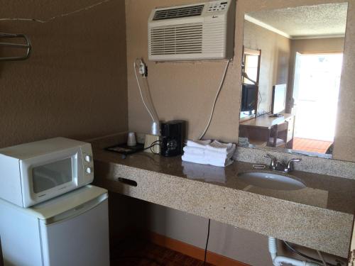 Lake Shore Motel - photo 5