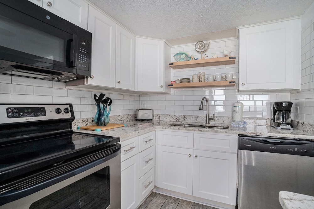 1402 Waters Edge Resort 2 Bedroom Condo by RedAwning - photo 7