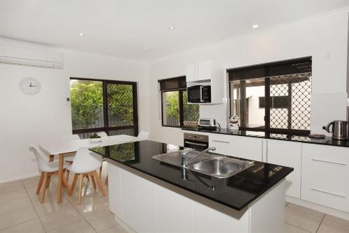 6 Petrie Avenue — 4-Star Luxury Hotel in Marcoola, Australia