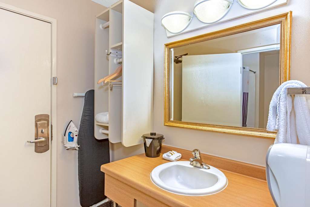 La Quinta Inn by Wyndham Milwaukee Airport Oak Creek - photo 20
