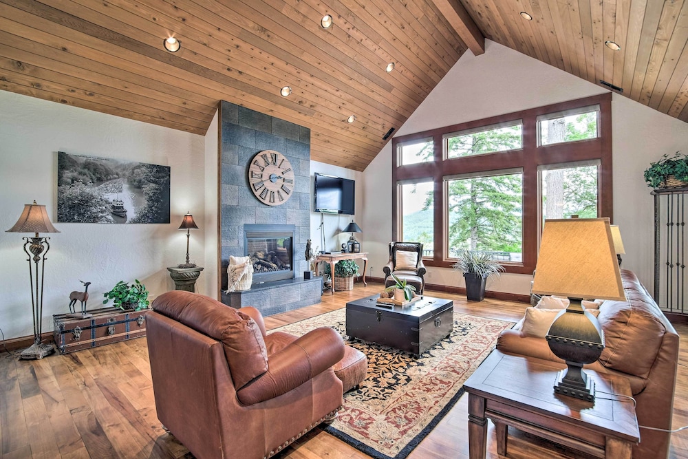 Luxe Coos Bay Escape w Patio River Views — hotel in Coos Bay
